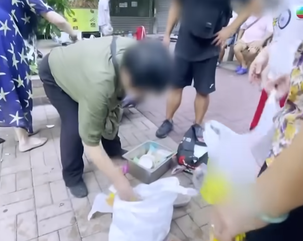 「填鴨姐」在天光墟出售過期食物,來源自超市及便利店。(東張西望截圖)