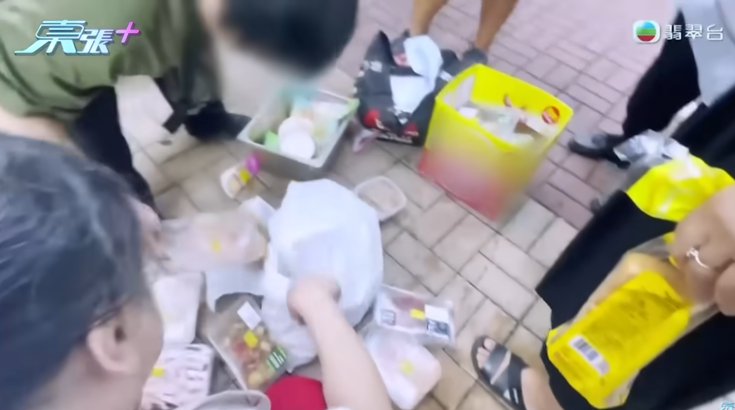 「填鴨姐」在天光墟出售過期食物,來源自超市及便利店。(東張西望截圖)