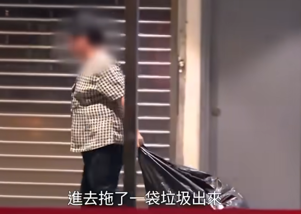 節目組連日偵查發現,原來「填鴨姐」每晚會從附近的超市、便利店等店舖收集垃圾袋,拖到樓上再「分貨」,該批可疑的食物或出自於此(東張西望截圖)