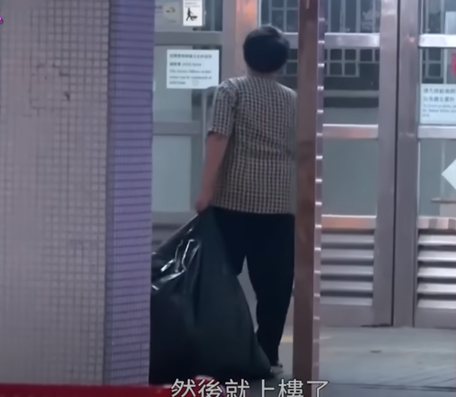 節目組連日偵查發現,原來「填鴨姐」每晚會從附近的超市、便利店等店舖收集垃圾袋,拖到樓上再「分貨」,該批可疑的食物或出自於此(東張西望截圖)