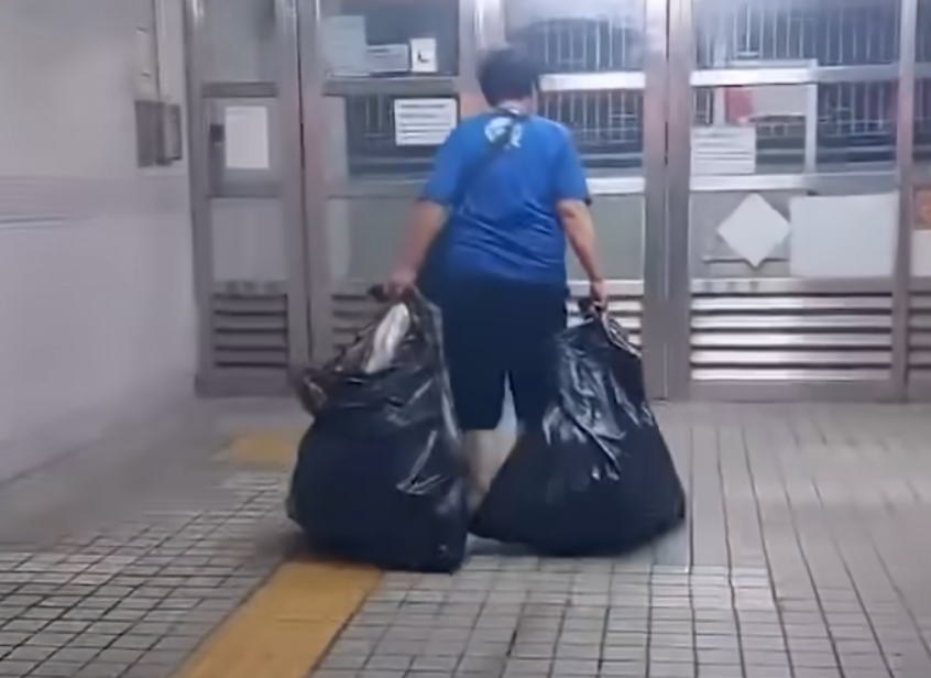 當節目組以為「填鴨姐」私自拿走商戶垃圾時,原來是有便利店職員「自行提供」給她。(東張西望截圖)