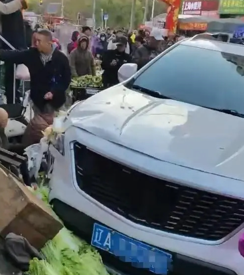 位於遼寧瀋陽的小河沿早市,一輛白色SUV汽車突然失控人,導致多名正在買菜的長者如保齡球瓶般被撞飛,憤怒民眾包圍汽車,狂敲擋風玻璃要求司機下車,期間有人出手施襲,場面混亂。