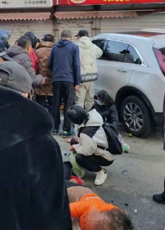位於遼寧瀋陽的小河沿早市,一輛白色SUV汽車突然失控人,導致多名正在買菜的長者如保齡球瓶般被撞飛,憤怒民眾包圍汽車,狂敲擋風玻璃要求司機下車,期間有人出手施襲,場面混亂。