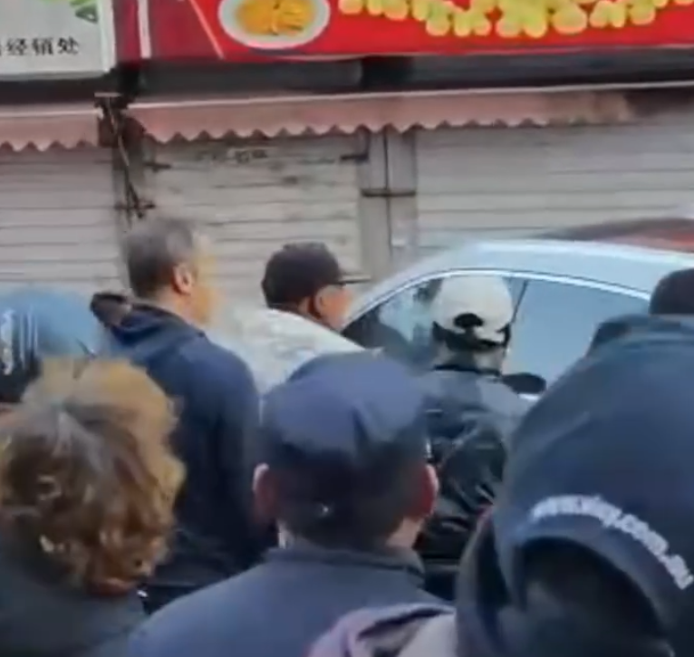 位於遼寧瀋陽的小河沿早市,一輛白色SUV汽車突然失控人,導致多名正在買菜的長者如保齡球瓶般被撞飛,憤怒民眾包圍汽車,狂敲擋風玻璃要求司機下車,期間有人出手施襲,場面混亂。