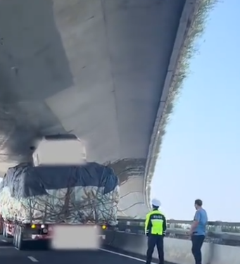 南京交通意外,房車被夾在橋底。