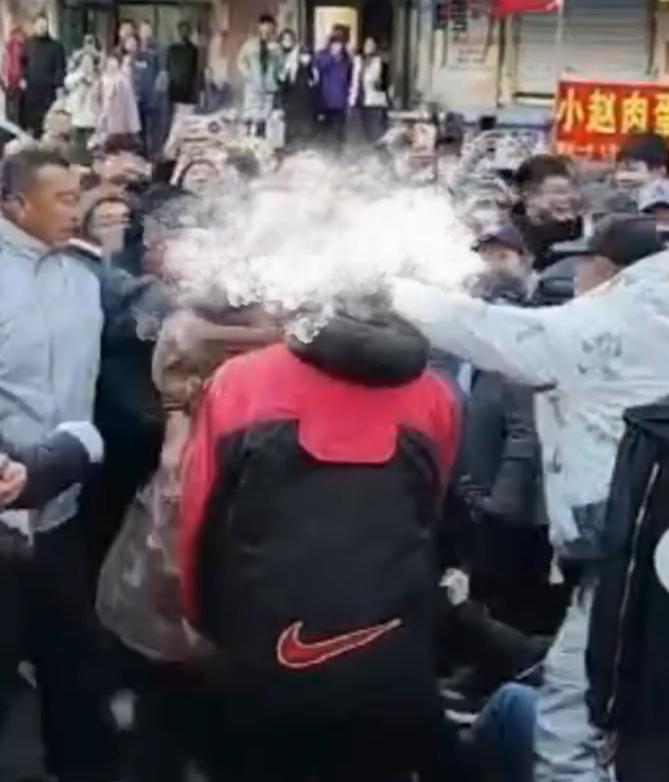 位於遼寧瀋陽的小河沿早市,一輛白色SUV汽車突然失控人,導致多名正在買菜的長者如保齡球瓶般被撞飛,憤怒民眾包圍汽車,狂敲擋風玻璃要求司機下車,期間有人出手施襲,場面混亂。