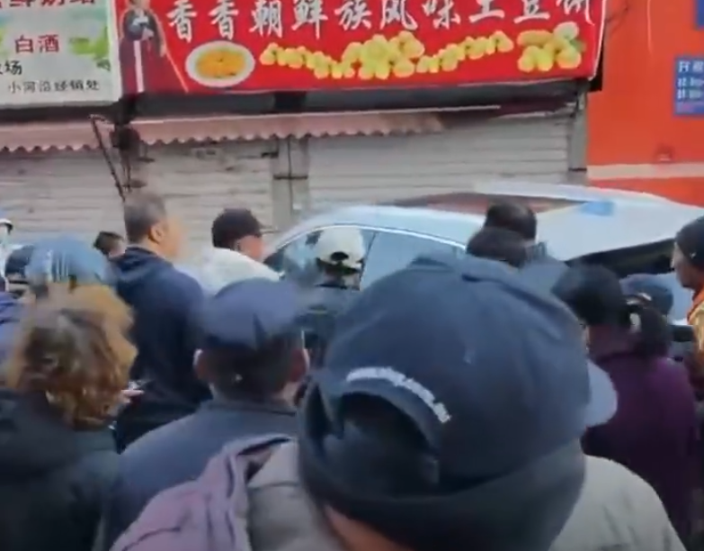 位於遼寧瀋陽的小河沿早市,一輛白色SUV汽車突然失控人,導致多名正在買菜的長者如保齡球瓶般被撞飛,憤怒民眾包圍汽車,狂敲擋風玻璃要求司機下車,期間有人出手施襲,場面混亂。