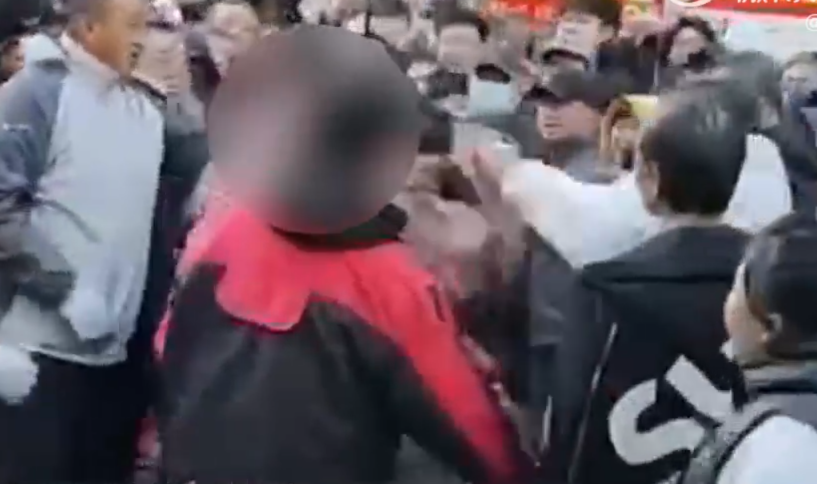 位於遼寧瀋陽的小河沿早市,一輛白色SUV汽車突然失控人,導致多名正在買菜的長者如保齡球瓶般被撞飛,憤怒民眾包圍汽車,狂敲擋風玻璃要求司機下車,期間有人出手施襲,場面混亂。