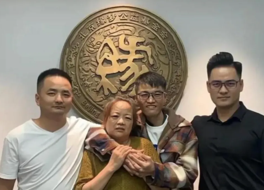 郁豹豹至去年9月在公安協調下與父母及兩個弟弟相認,認親儀式網上全程直播後迅速走紅,令各人都成為網紅。(影片截圖)