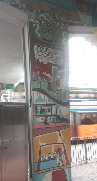 在銅鑼灣橫跨伊榮街和禮頓道、近富豪酒店旁的行人天橋,因有奧運設計元素而有「奧運橋」之稱,圖為此前舊貌。(灣仔區議會圖片)