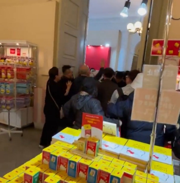 大批中國代購集團湧入商品區引發混亂。(網上截圖)