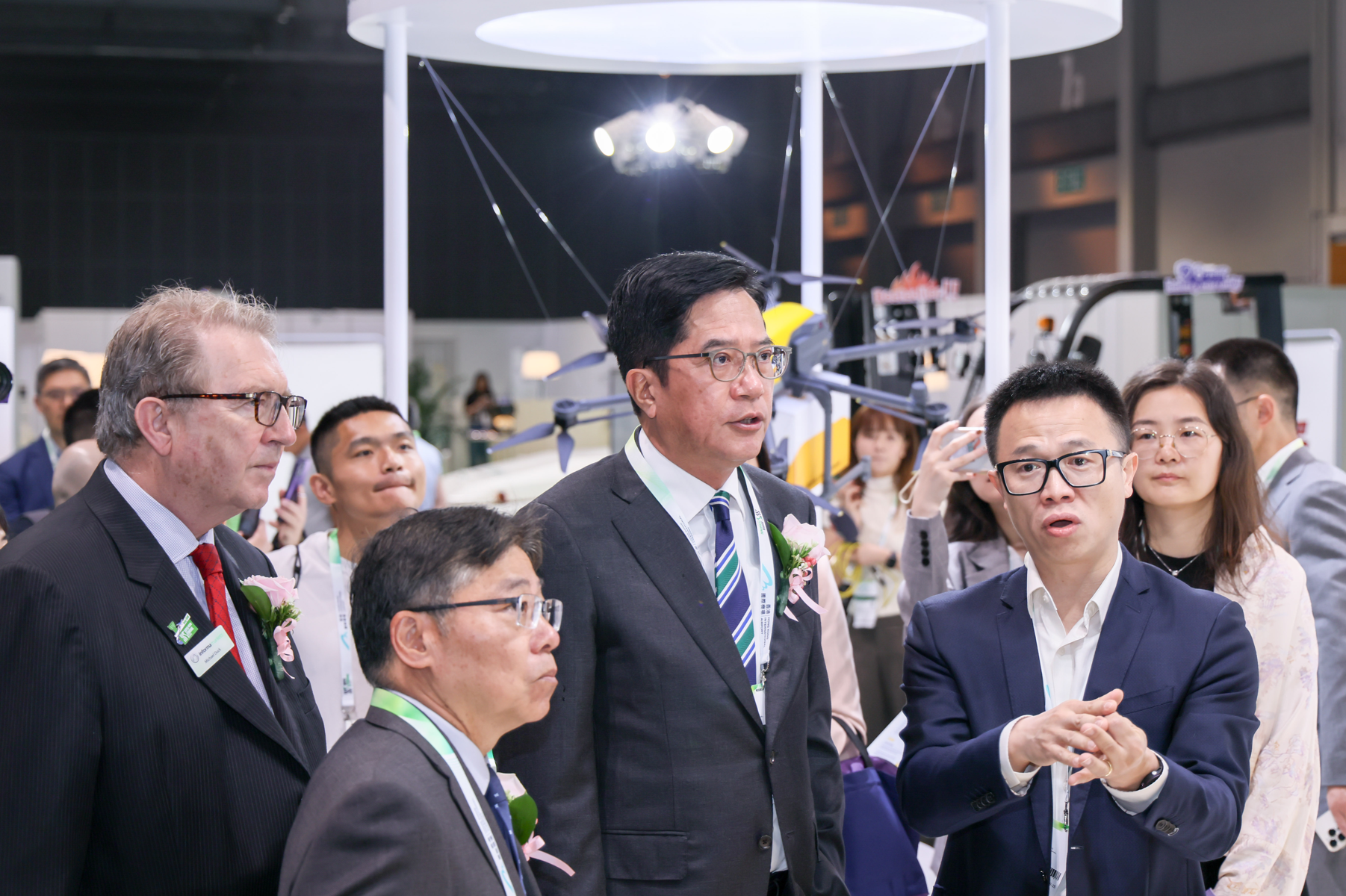 美團副總裁、無人機業務負責人毛一年向財政司副司長黃偉綸介紹業務進展(美團提供)