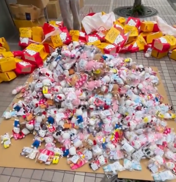 就在上野展覽會場外有人收集大量商品。(網上截圖)