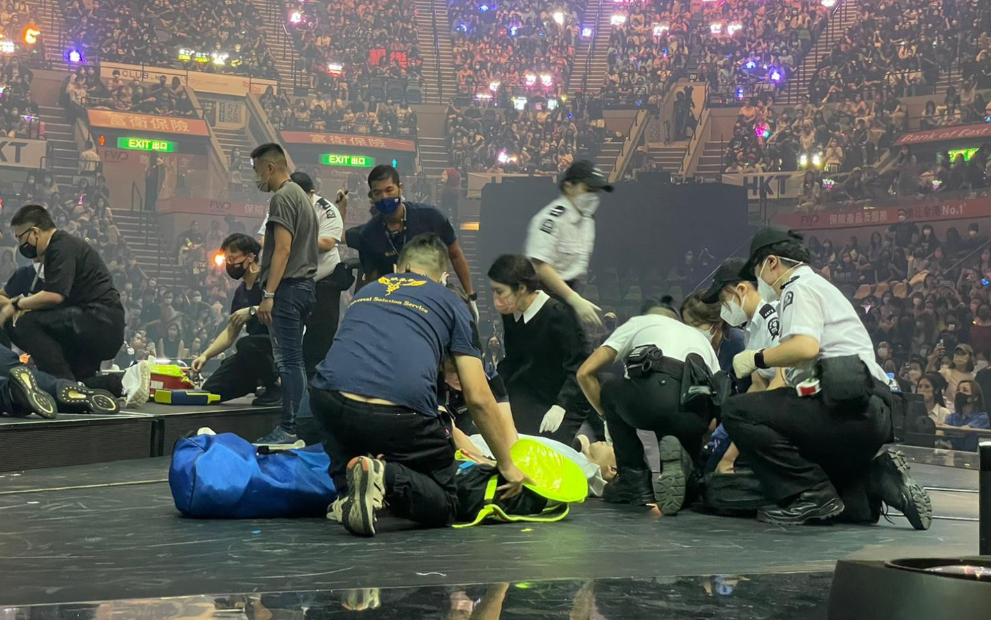 MIRROR演唱會前年發生嚴重意外,舞台上電視屏幕從高處墮下,造成2名舞蹈員受傷。 (資料圖片)