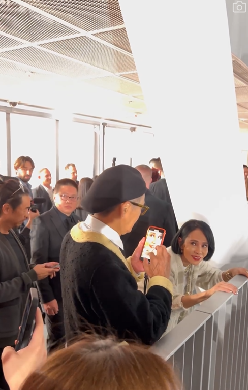 倪晨曦捕捉到發哥幫發嫂拍片,但zoom到勁大頭的一刻。