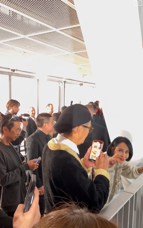 倪晨曦捕捉到發哥幫發嫂拍片,但zoom到勁大頭的一刻。