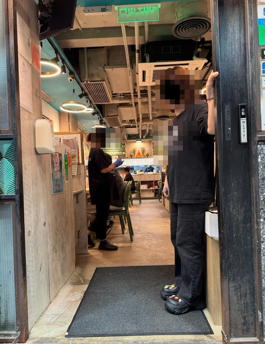 何宛淇投訴銅鑼灣一間泰國菜餐廳不歡迎輪椅人士,拒絕她入內,店員更向她直言「輪椅會阻住大家行」。何宛淇點名批評該餐廳的態度。(Threads)