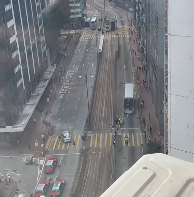 男子跑出電車軌時跌倒遭警員擒獲。(小紅書影片截圖)