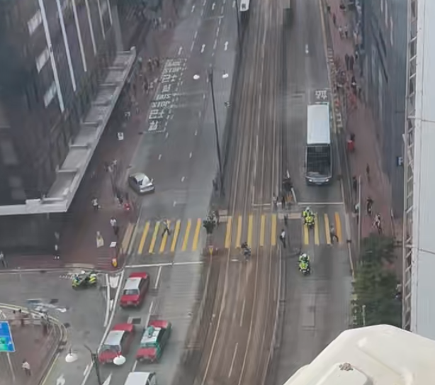 男子跑出電車軌時跌倒遭警員擒獲。(小紅書影片截圖)
