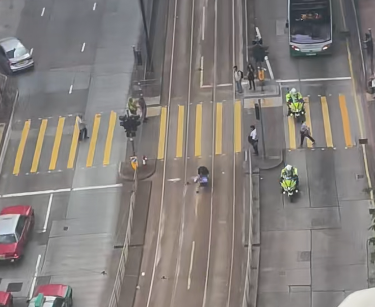 男子跑出電車軌時跌倒遭警員擒獲。(小紅書影片截圖)