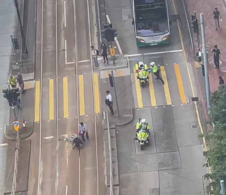男子跑出電車軌時跌倒遭警員擒獲。(小紅書影片截圖)