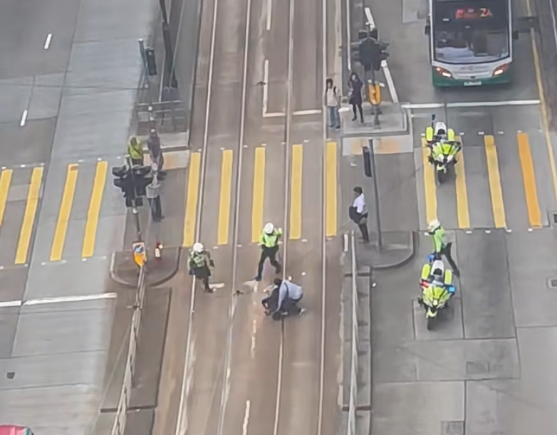 男子跑出電車軌時跌倒遭警員擒獲。(小紅書影片截圖)