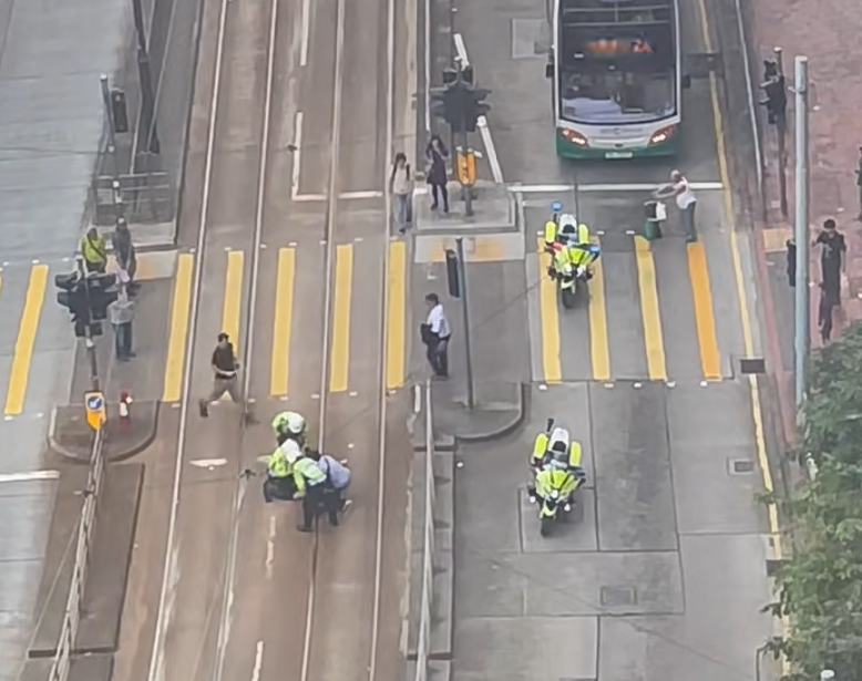 男子跑出電車軌時跌倒遭警員擒獲。(小紅書影片截圖)