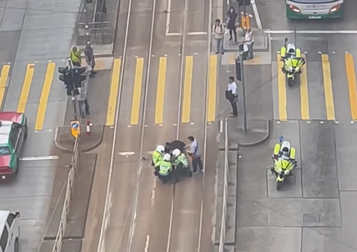 男子跑出電車軌時跌倒遭警員擒獲。(小紅書影片截圖)