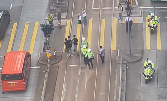 男子跑出電車軌時跌倒遭警員擒獲。(小紅書影片截圖)
