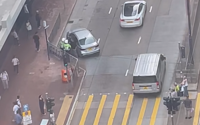 男子跑出電車軌時跌倒遭警員擒獲。(小紅書影片截圖)