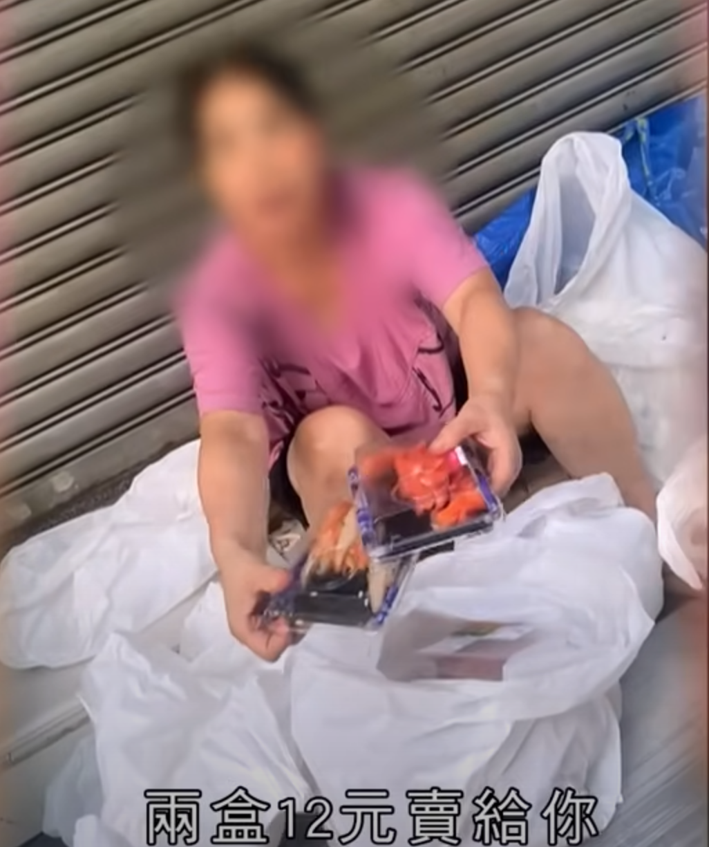 《東張》又曝光天光墟另一攤販「刺身姐」不但擺賣過期生肉、腐爛蔬果與麵包,更出售甜蝦、三文魚及蟹柳的刺身和壽司,包裝與連鎖外賣壽司店「爭鮮」食物包裝十分相似。(東張西望截圖)