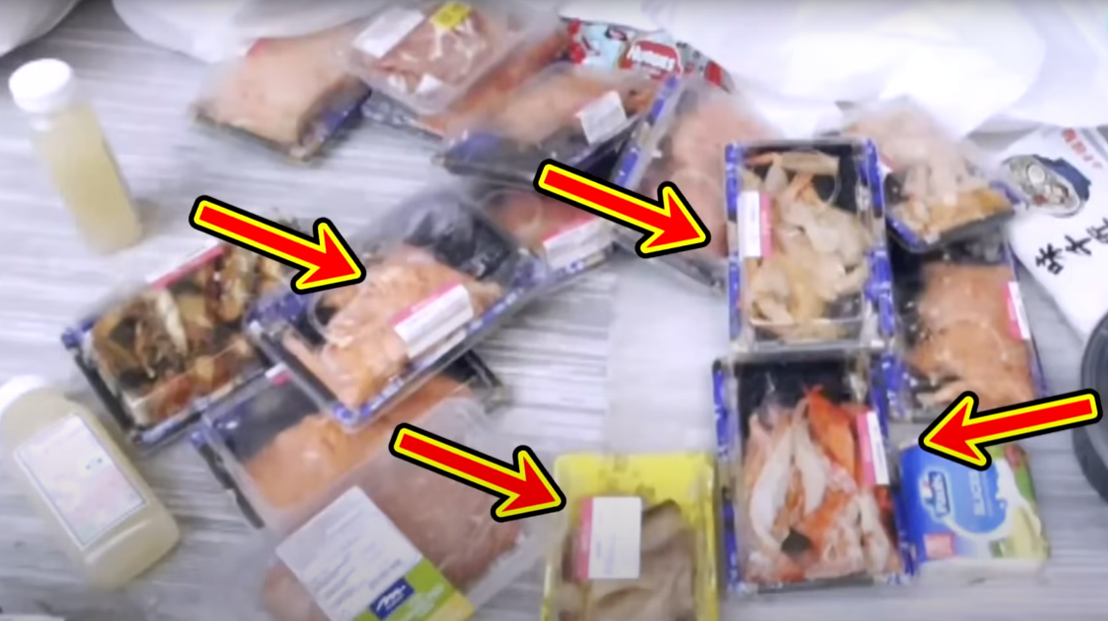 《東張》又曝光天光墟另一攤販「刺身姐」不但擺賣過期生肉、腐爛蔬果與麵包,更出售甜蝦、三文魚及蟹柳的刺身和壽司,包裝與連鎖外賣壽司店「爭鮮」食物包裝十分相似。(東張西望截圖)