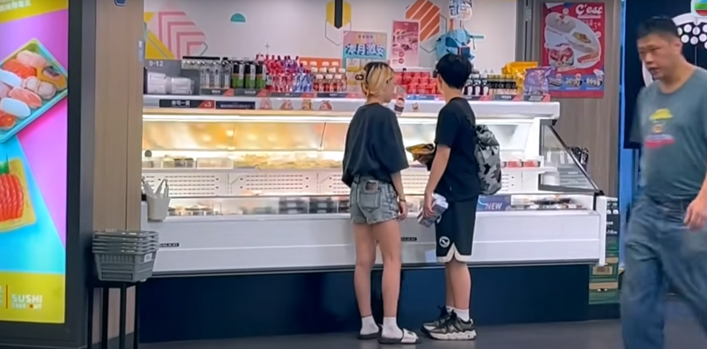 攝製隊發現大窩口邨商場的爭鮮店每晚打烊前,職員會將當天賣不完的壽司及刺身直接放入垃圾袋,然後將其扔進商場平台垃圾桶,「刺身姐」就每晚在垃圾桶中「尋寶」。(東張西望截圖)