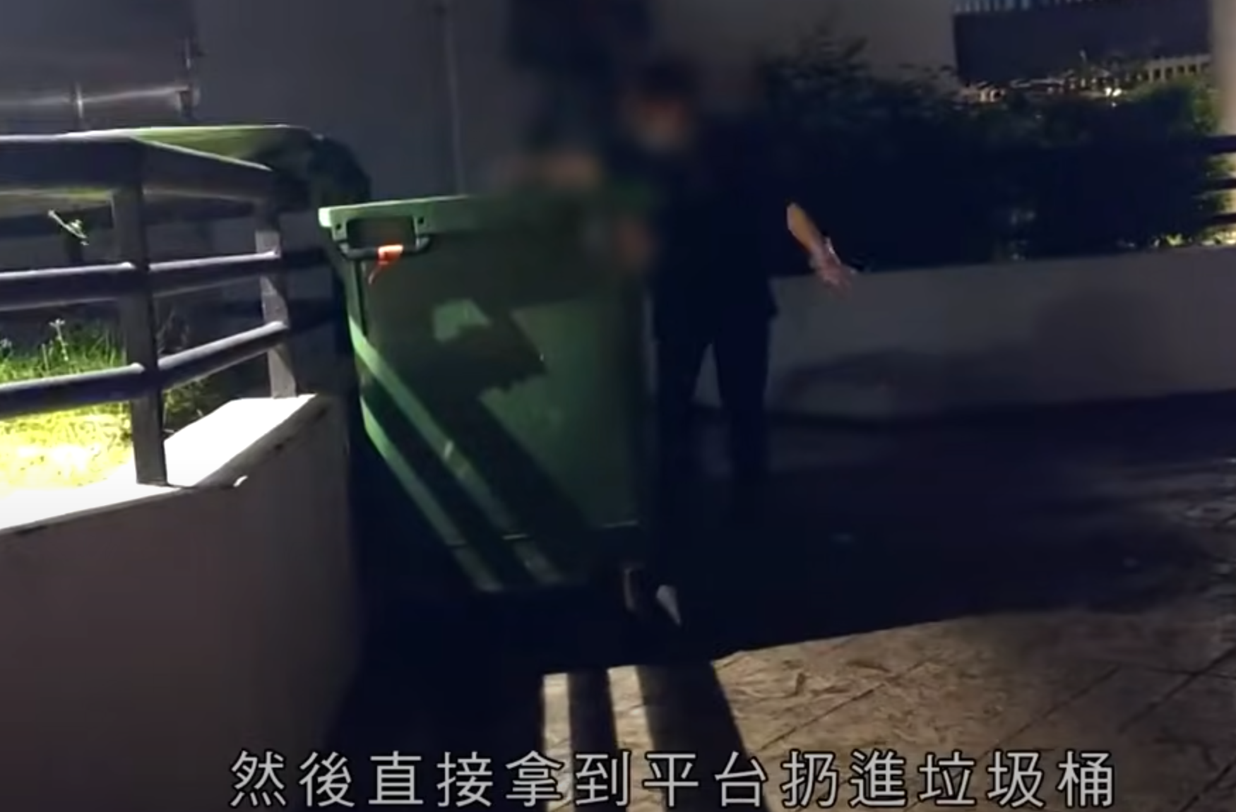 攝製隊發現大窩口邨商場的爭鮮店每晚打烊前,職員會將當天賣不完的壽司及刺身直接放入垃圾袋,然後將其扔進商場平台垃圾桶,「刺身姐」就每晚在垃圾桶中「尋寶」。(東張西望截圖)