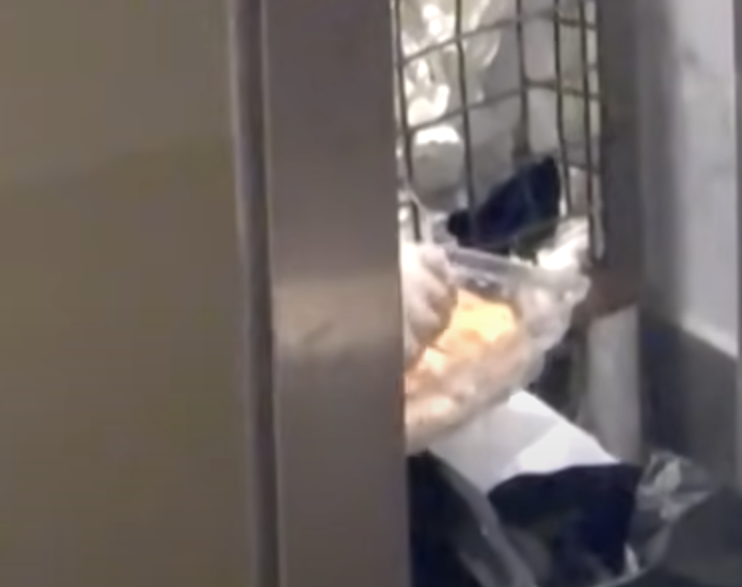 「刺身姐」就每晚在垃圾桶中「尋寶」,然後再將一袋袋的垃圾帶到酒樓後門「處理」,她將垃圾堆入面執來賣相尚好的刺身,徒手將其「重新整理」及「拼砌」成刺身飯及花之戀壽司,再重用壽司店本身的包裝盒低價出售,整個衛生情況極度惡劣,令人毛骨悚然。(東張西望截圖)