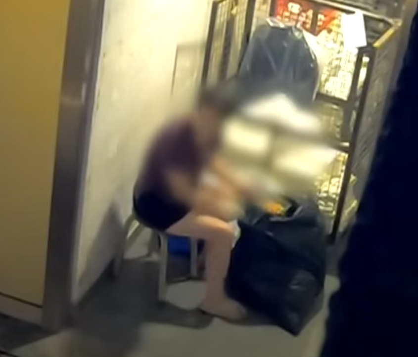 「刺身姐」就每晚在垃圾桶中「尋寶」,然後再將一袋袋的垃圾帶到酒樓後門「處理」,她將垃圾堆入面執來賣相尚好的刺身,徒手將其「重新整理」及「拼砌」成刺身飯及花之戀壽司,再重用壽司店本身的包裝盒低價出售,整個衛生情況極度惡劣,令人毛骨悚然。(東張西望截圖)