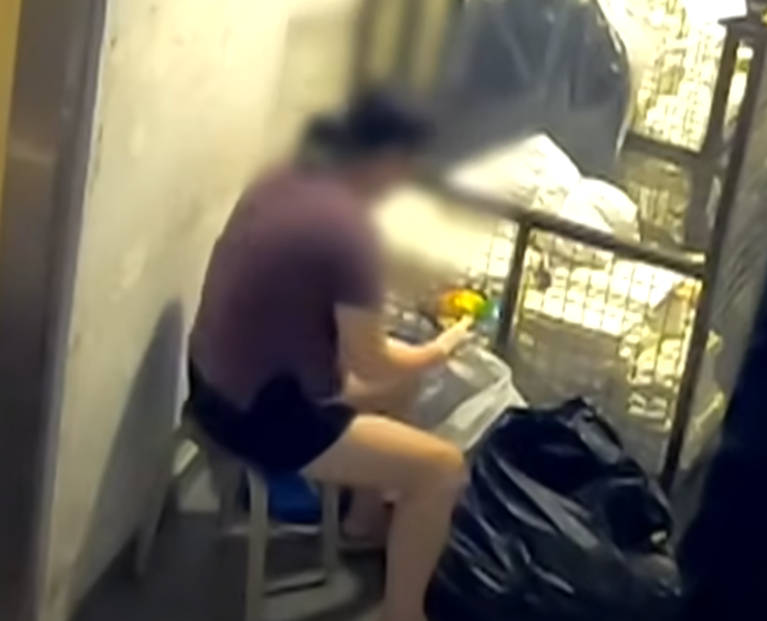 「刺身姐」就每晚在垃圾桶中「尋寶」,然後再將一袋袋的垃圾帶到酒樓後門「處理」,她將垃圾堆入面執來賣相尚好的刺身,徒手將其「重新整理」及「拼砌」成刺身飯及花之戀壽司,再重用壽司店本身的包裝盒低價出售,整個衛生情況極度惡劣,令人毛骨悚然。(東張西望截圖)