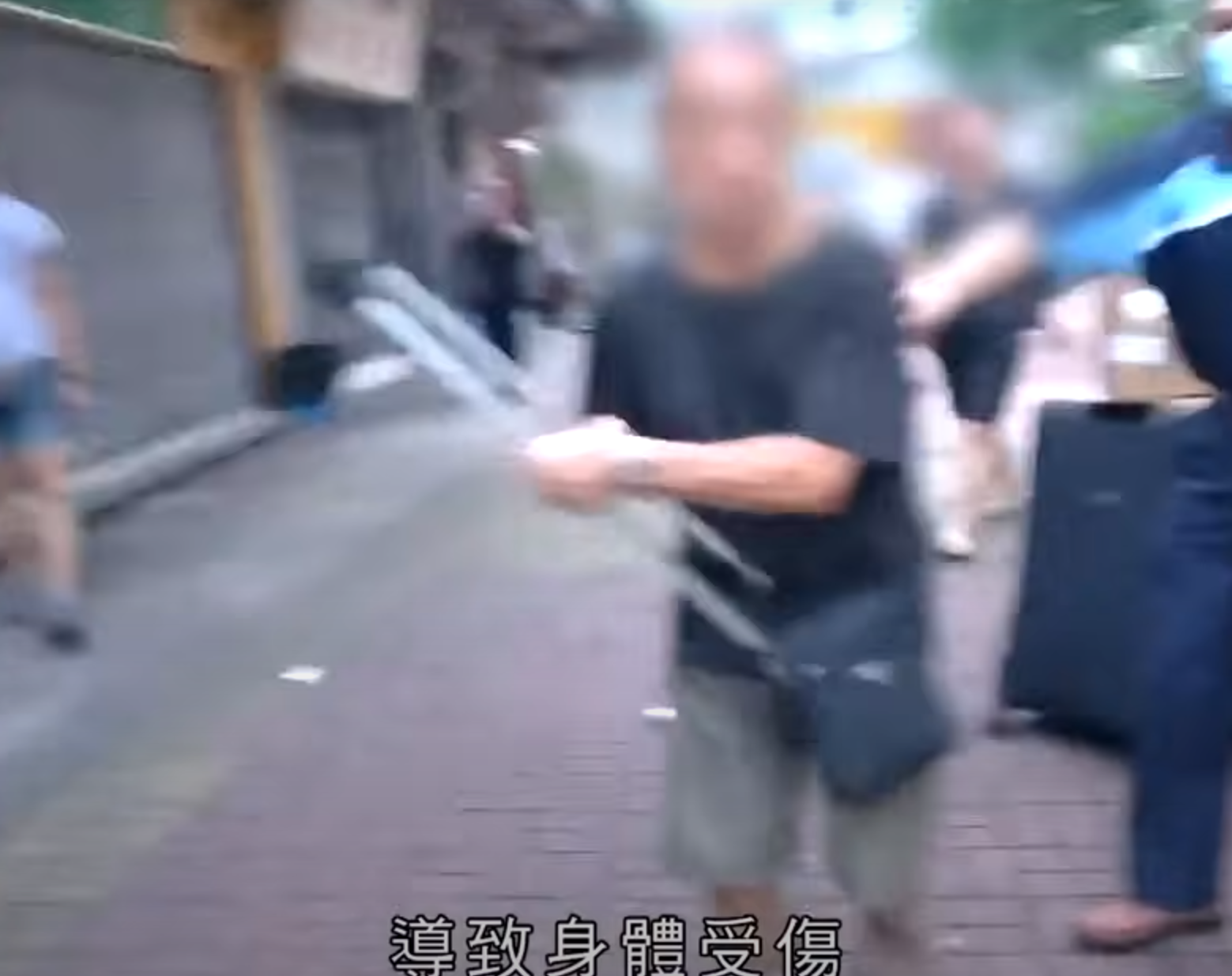 下集攝製隊直擊「刺身姐」翻找垃圾房,亦當面追問「填鴨姐」及「刺身姐」,及後會提及攝製隊被天光墟無牌攤販襲擊受傷一事。(東張西望截圖)