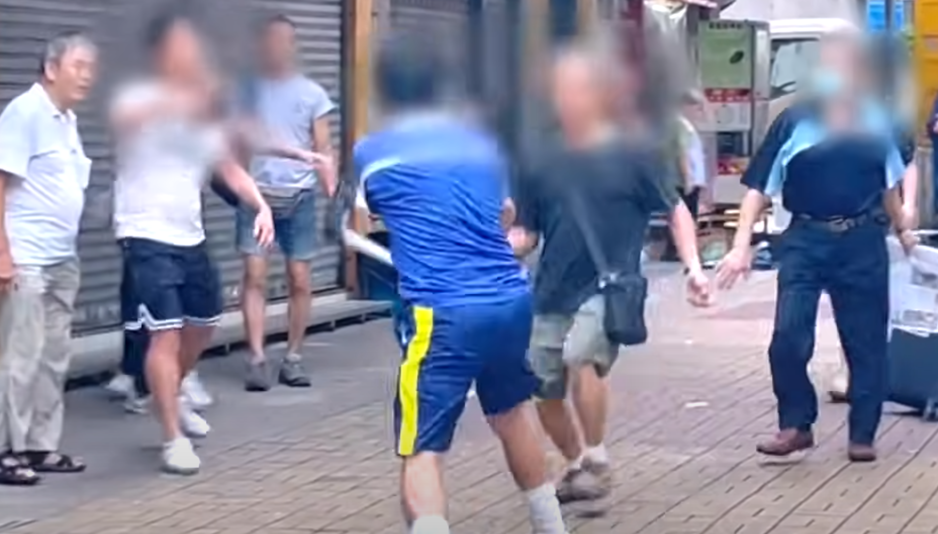 下集攝製隊直擊「刺身姐」翻找垃圾房,亦當面追問「填鴨姐」及「刺身姐」,及後會提及攝製隊被天光墟無牌攤販襲擊受傷一事。(東張西望截圖)