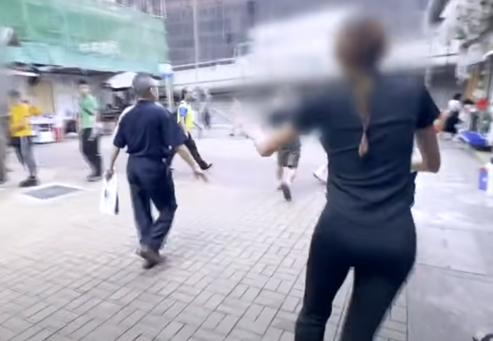 下集攝製隊直擊「刺身姐」翻找垃圾房,亦當面追問「填鴨姐」及「刺身姐」,及後會提及攝製隊被天光墟無牌攤販襲擊受傷一事。(東張西望截圖)