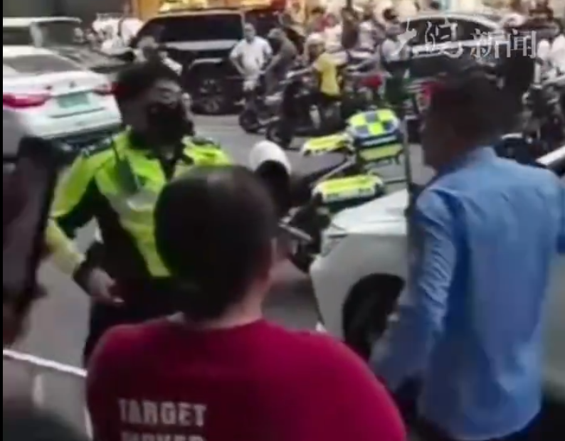 「輔警」手持短棍揮舞阻止交警靠近,又從車上取水狂喝。當男子走上私家車後,交警趁機奪走其短棍,之後男子企圖駕車逃離現場,惟被胡椒噴霧制服。(影片截圖)