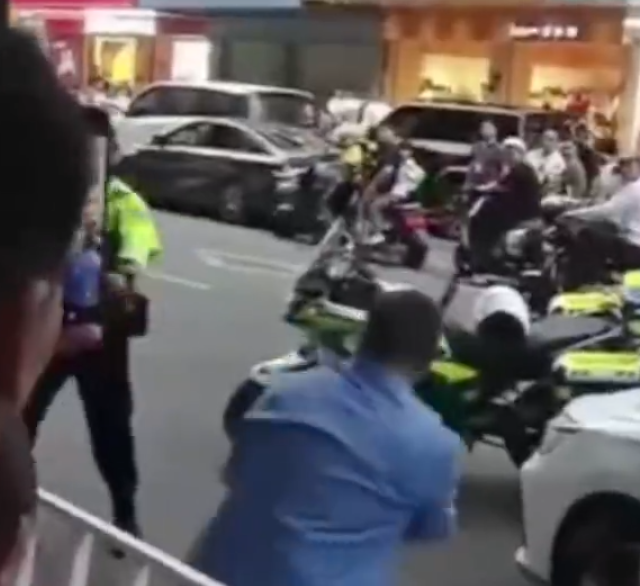 「輔警」手持短棍揮舞阻止交警靠近,又從車上取水狂喝。當男子走上私家車後,交警趁機奪走其短棍,之後男子企圖駕車逃離現場,惟被胡椒噴霧制服。(影片截圖)