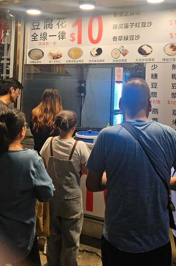 樓主於facebook群組「香港茶餐廳及美食關注組」中發文公審旺角一間新開的豆品店,可見一箱標明「即溶芝麻糊」的貨品放在雪櫃上,旁邊一個紙箱是裝有可重複使用的環保微波爐碗,樓主指該豆品店是「無良奸商的典範」。