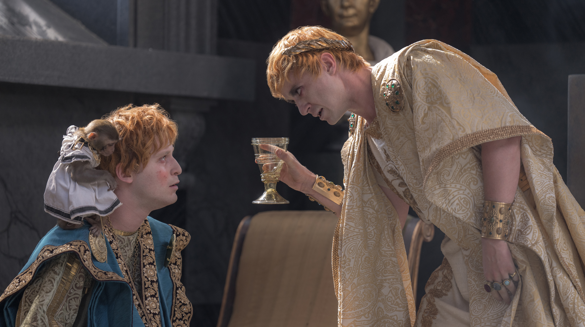 弗烈海辛格(左)跟祖瑟昆恩扮演一對孖生皇帝,更與馬騮仔做戲。