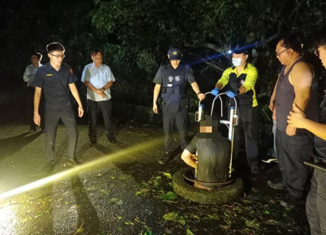 基隆警方追捕陳男時遭反抗,他竟一度跳入化糞池躲避,最後花了四個小時方爬出,由於全身沾滿了排泄物,消防用水槍為其清洗身上的糞尿後,警方才將其拘捕。(影片截圖/網上圖片)