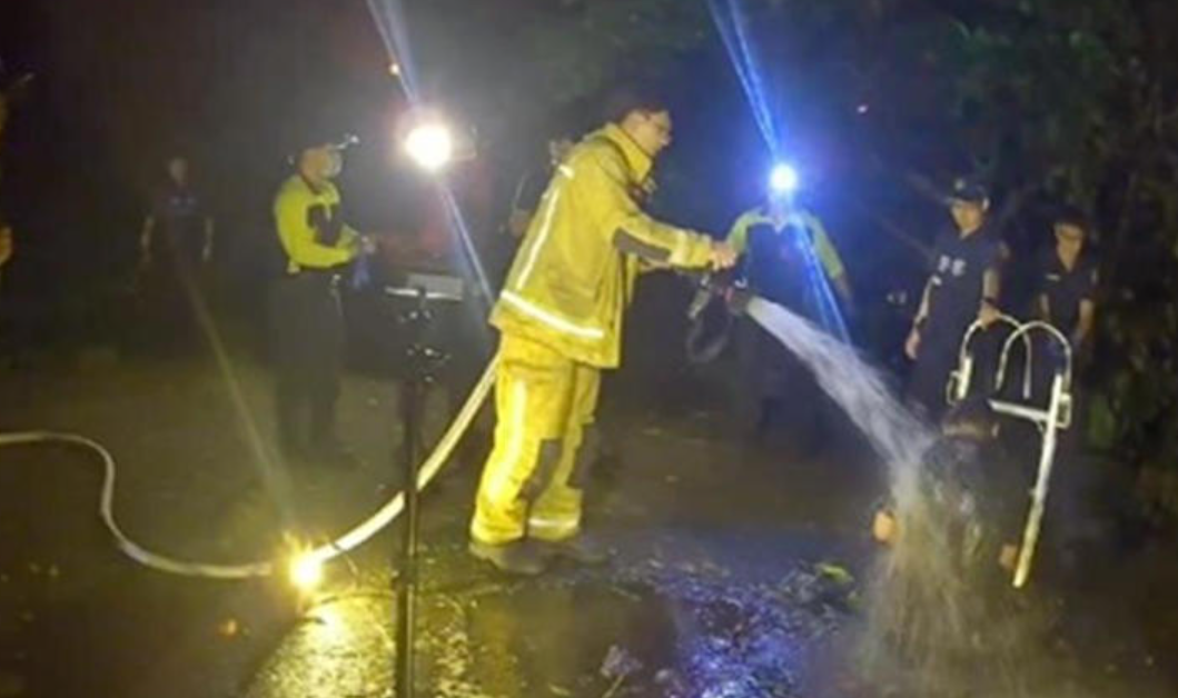 基隆警方追捕陳男時遭反抗,他竟一度跳入化糞池躲避,最後花了四個小時方爬出,由於全身沾滿了排泄物,消防用水槍為其清洗身上的糞尿後,警方才將其拘捕。(影片截圖/網上圖片)