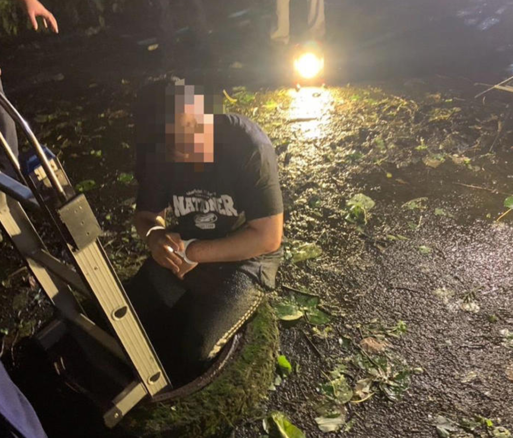 基隆警方追捕陳男時遭反抗,他竟一度跳入化糞池躲避,最後花了四個小時方爬出,由於全身沾滿了排泄物,消防用水槍為其清洗身上的糞尿後,警方才將其拘捕。(影片截圖/網上圖片)