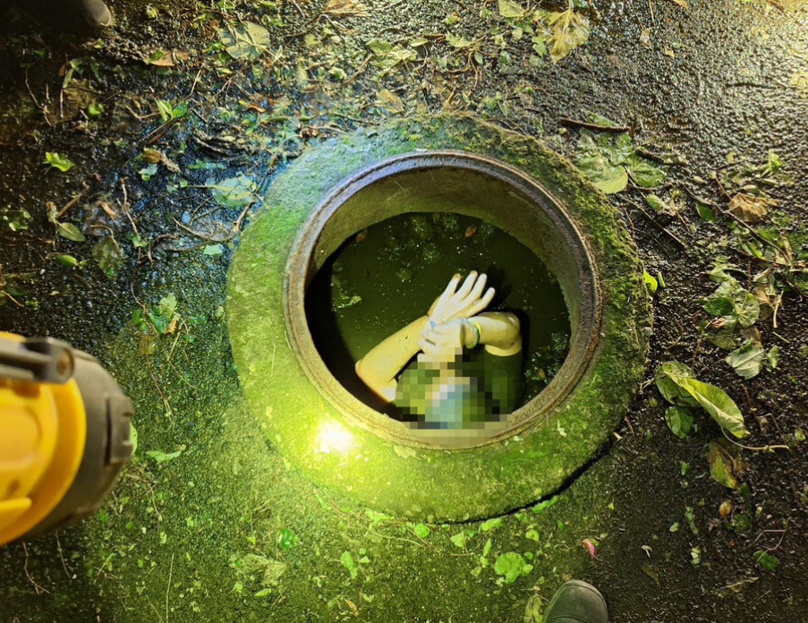 基隆警方追捕陳男時遭反抗,他竟一度跳入化糞池躲避,最後花了四個小時方爬出,由於全身沾滿了排泄物,消防用水槍為其清洗身上的糞尿後,警方才將其拘捕。(影片截圖/網上圖片)