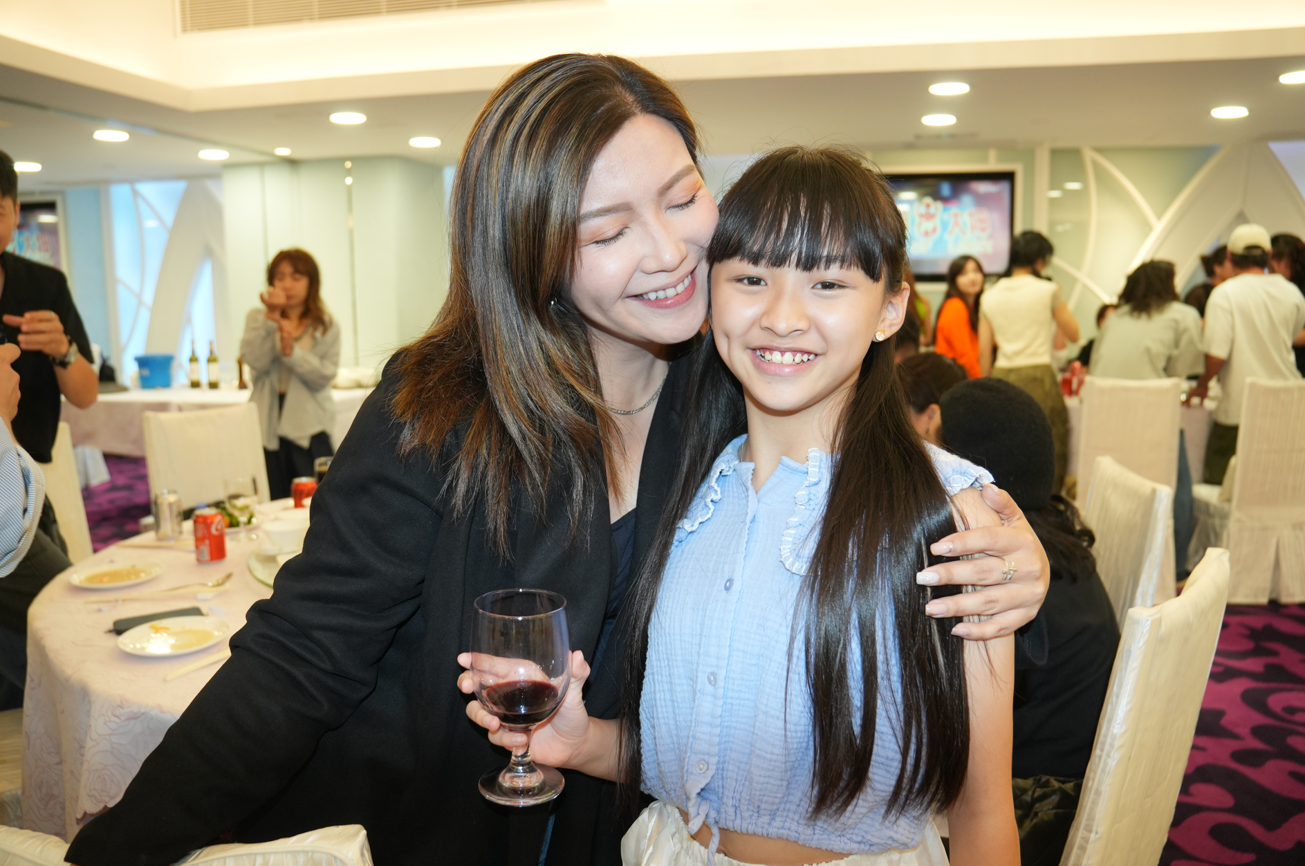 練美娟與飾演自己童年的小演員。