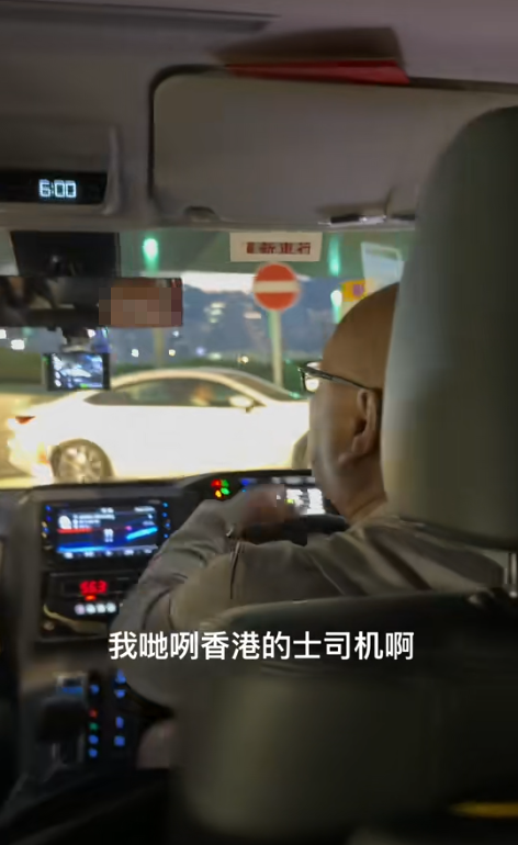 有內地旅客指日前在香港乘坐的士時因坐車頭及打開導航,被的士司機沿途不斷斥責及嘲諷 (抖音影片截圖)